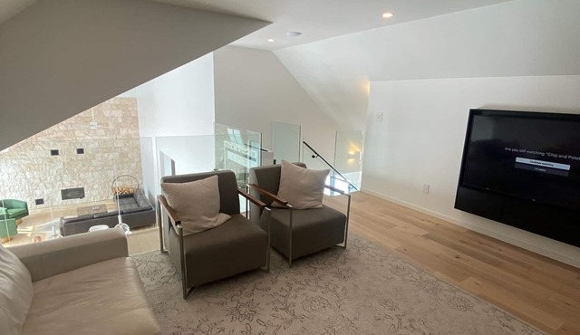 Modern and spacious country house minutes outside the city
