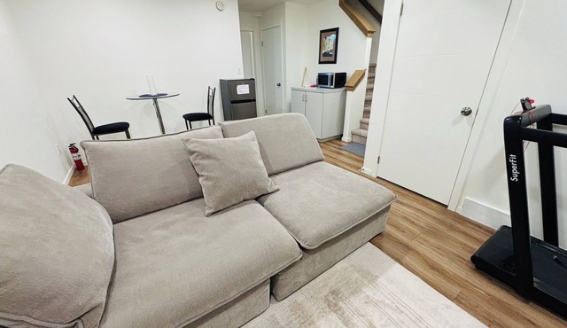 Modern Basement Suite with Private Entrance - Perfect for a Relaxing Stay!