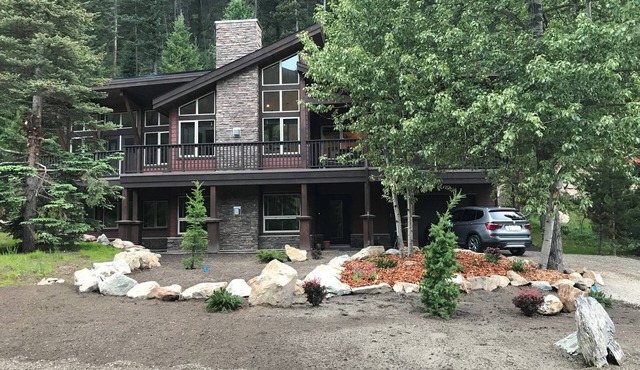 Modern cabin, close walk to lift, ski in, hot tub, close to golf course.