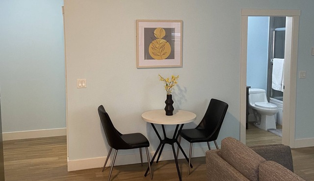 Modern cozy 1 bedroom suite in Cloverdale