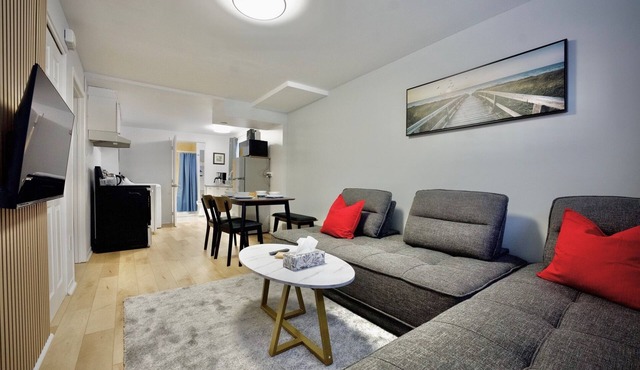 Modern, cozy, 5 min walk to Metro, Place Bell, Free Parking