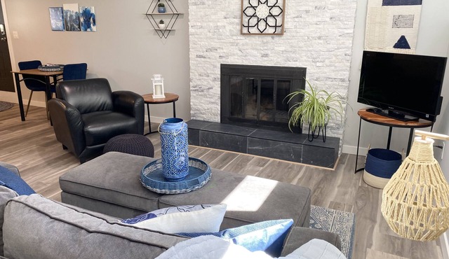 Modern & cozy Okanagan nature retreat with king suite and full kitchen