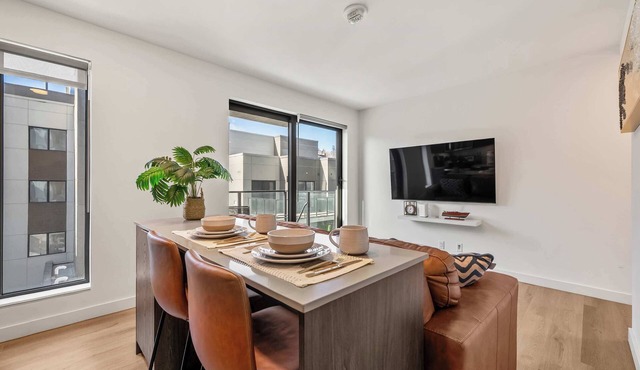 Modern Downtown Calgary Condo | Balcony Views | Sleeps 4