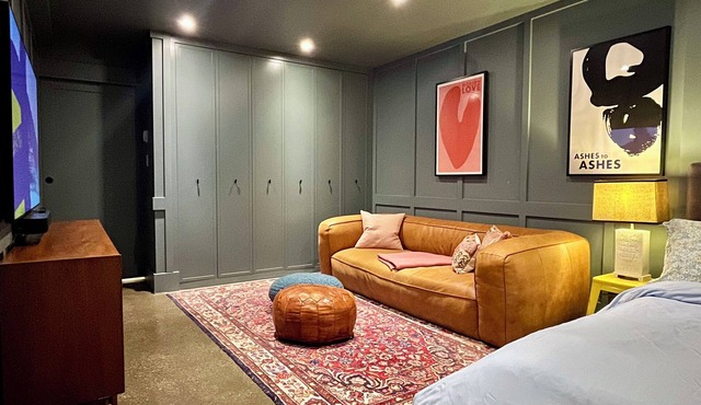 Modern family home w/2 master suites. Close to stadium downtown, & shops.