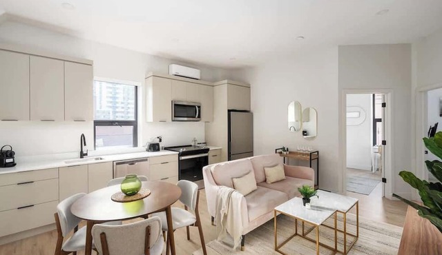 Modern Griffintown 3BR | Free Parking Patio