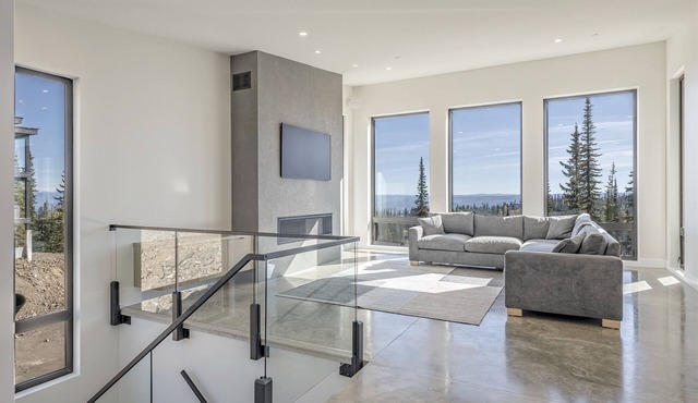 Modern home with king bed, double garage, media room and amazing views