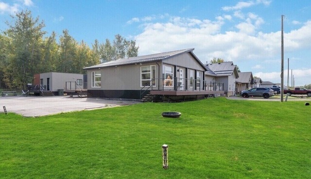 Modern Home and guest house in peaceful location.