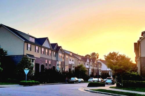 Modern & Luxurious 3 Bdrm 2.5 Bath Townhome