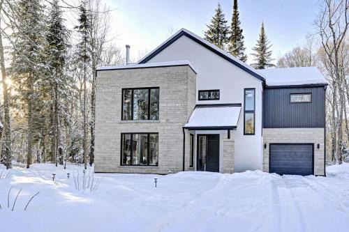 Modern Luxury 4-Bedroom Home by Mont-Tremblant Ski Resort