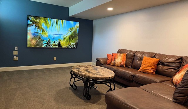Modern Luxury Basement Suite-Cozy, Quiet & Stylish