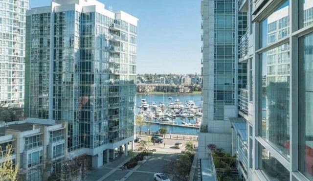 Modern luxury furnished one bedroom in the heart of Yaltown.