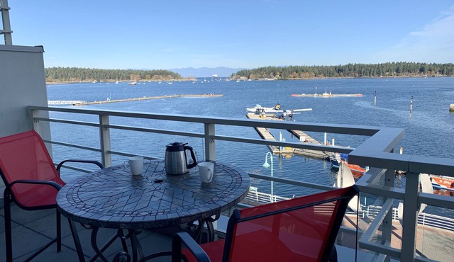 Modern Luxury Harbourfront Townhome with Large Balcony & Rooftop Patio