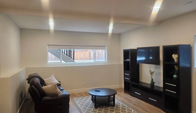 Modern Private 1-Bedroom Suite – Clean, Quiet, Full Kitchen