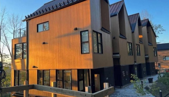 Modern ski-in/ski-out 3-bedroom condo nestled in the forest in Bromont