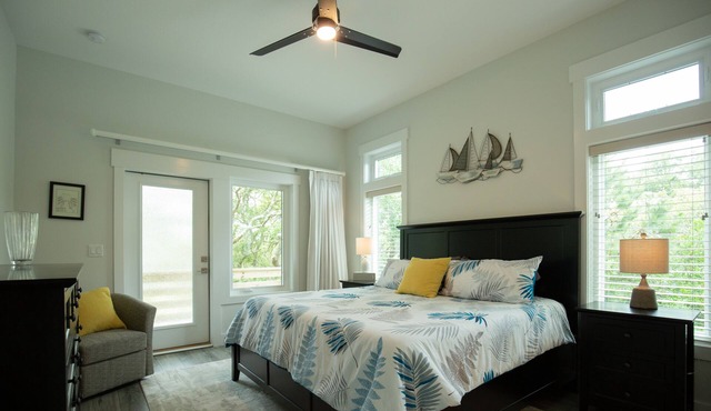 Modern Soundfront Studio, Pier access, Sunsets, Fishing, Watersports, Beach