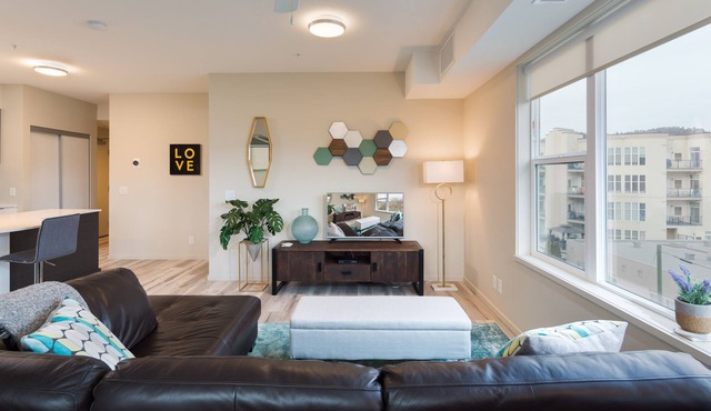 ★ Modern Spacious 2BR Condo Downtown | Free Parking