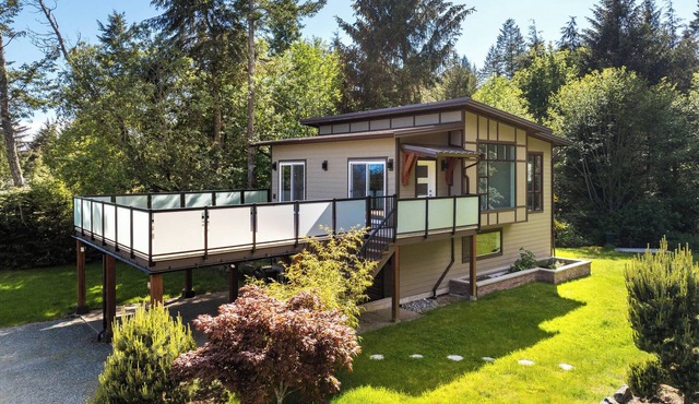 Modern & Spacious cottage close to spectacular West Coast trails & beaches
