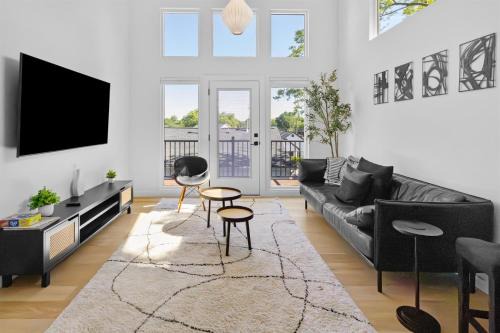 Modern suite Mins from DT Raleigh Workspace
