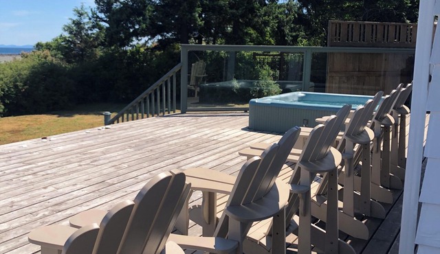 Motel with two private cottages each with Hot Tub and Gas Fireplace on the ocean