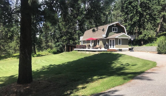 Mountain Cottage Above the Lakes w Hot Tub!