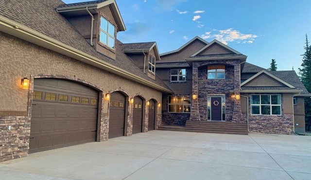Mountain Escape near Jasper with 7 furnished br 4.5 washrooms, BBQ and Firepit