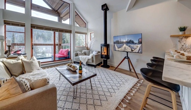 Mountain get-away. Beautiful views. Free parking. Minutes to village.
