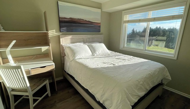 Mountain House: An apartment with a gorgeous ocean view on Triangle Mountain.