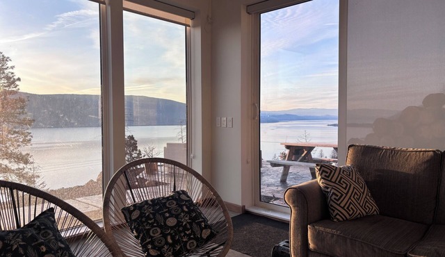 Mountain Modern Lakeview Home (Hot tub, Woodstove, Wheelchair & Pet Friendly)