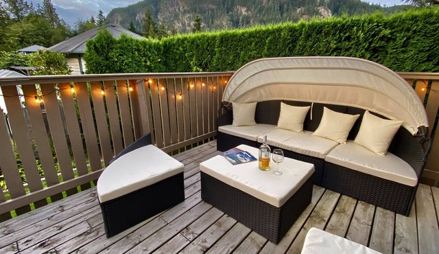 Mountain View 4 BDR Home in Squamish