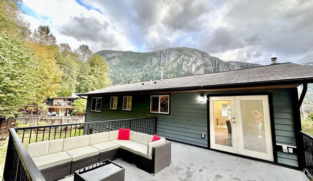 Mountain View, 5BDR, Patio and Hot Tub! Creek In the Backyard!