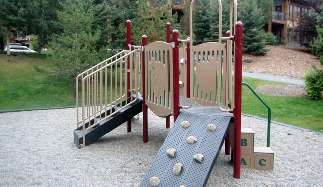 Mountain views, top floor, large deck, comfortable beds, AC