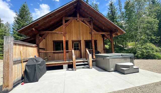 Mountaineer Creekside Cabin - Private Hot Tub