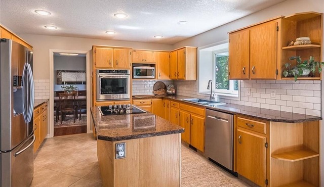 Nanoose Bay Hillside Retreat w view, ocean/forests access, hot-tub. April-Oct+