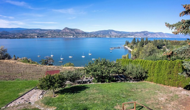 Naramata Suite Dreams B&B, Two bedrooms, living room, kitchenette, bathroom