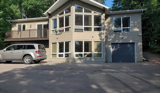 Near Sandy Beach, Comfy Cottage - Multi leveled Deck with Woodland Backdrop
