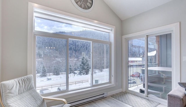 New 2Bd 2Bth , Ski/Ski Out Condo with Private Hot Tub!
