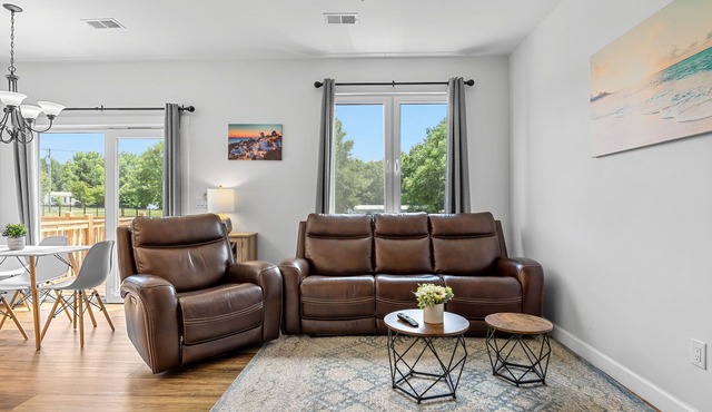 New duplex; sleeps 6! Pet friendly! Perfect for traveling medical and families!