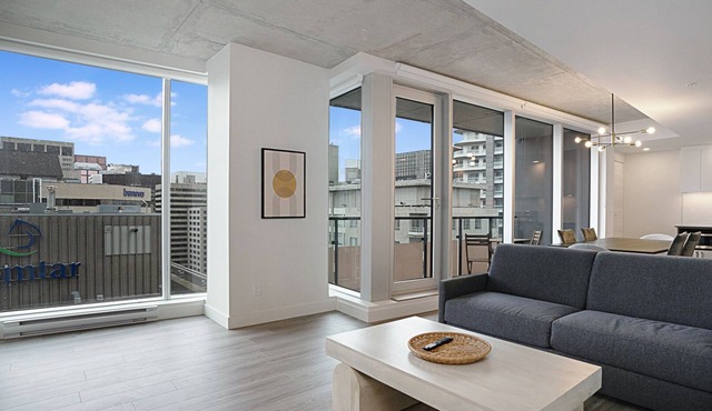 New Luxury Unit in Heart of MTL 902 | Metro access