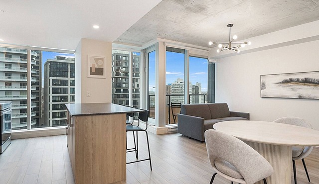 New Luxury Unit in Heart of MTL 903 | Metro access