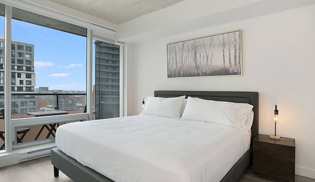 New Luxury Unit in Heart of MTL 906 | Metro access
