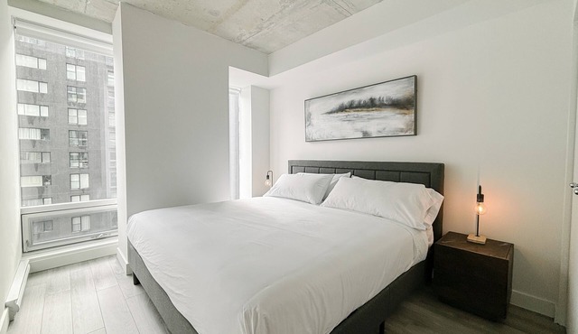 New Luxury Unit in Heart of MTL 910 | Metro access