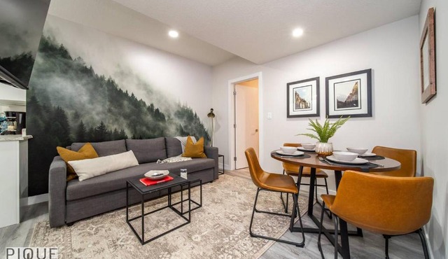 NEW, Mountain Chic Suite, Whyte Avenue, Netflix, WiFi, Sleeps 6