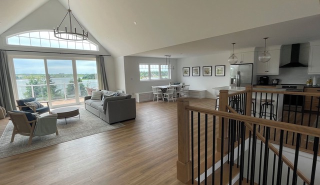 NEW waterfront cottage, gorgeous views of the Sou'West River, minutes to beaches