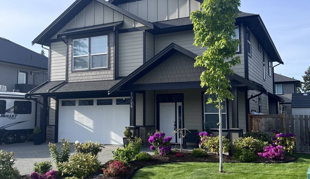 Newer private cozy 1 bdrm suite located 5 mins from all amenities.