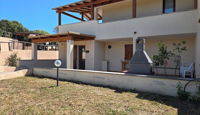 Newly Fitted Out 2 Bed Apartment, 1km from Beach