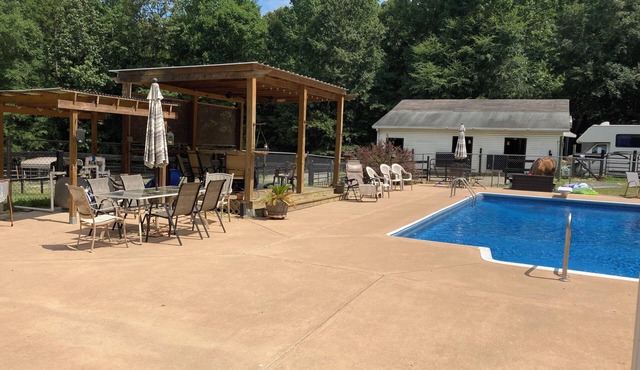 Newly remodeled poolside studio apartment on 6 acre horse farm in Acworth