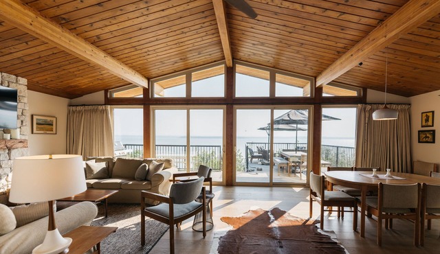 Newly Renovated Luxury Lake Front Cottage with Private Dock and boat lift