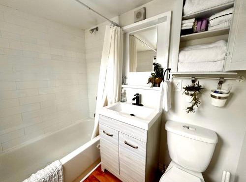 NookSide Nest 1 bedroom Upstairs suite King, Kitchenette, Parking