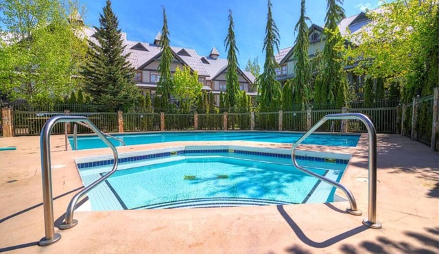 North Star, Whistler Village with pool. 6 days rental 7th day free. March open!