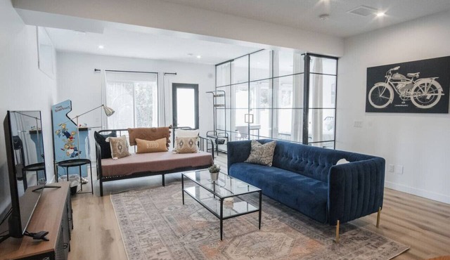 NYC Loft Inspired 12 mins to WEM Vintage arcade